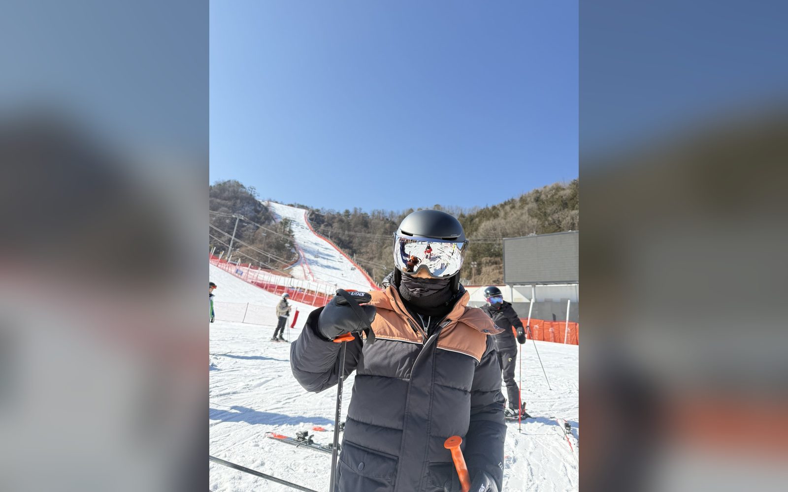 슬로프 위에서 손을 내밀며 웃는 아이