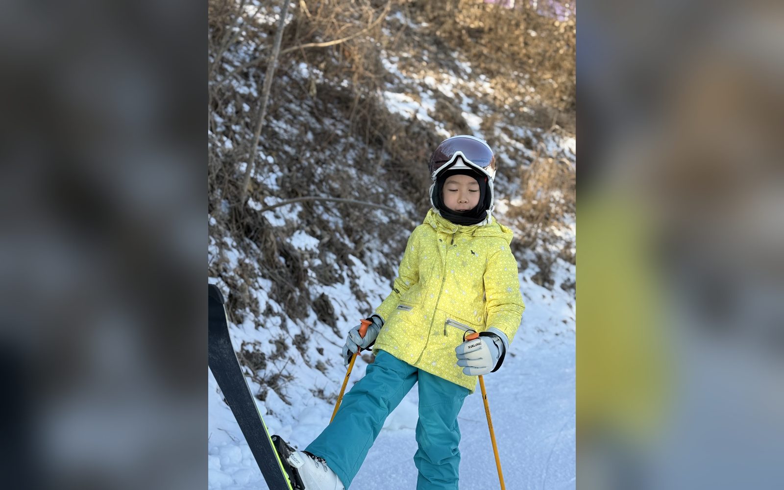 노란 재킷에 하늘색 바지를 입은 아이