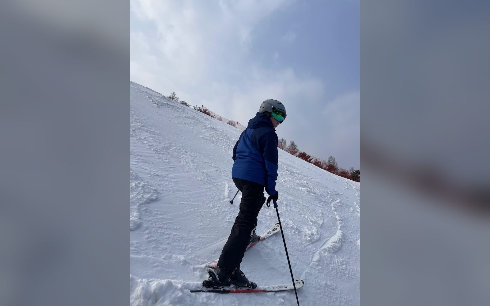 비탈진 슬로프에 선 아이