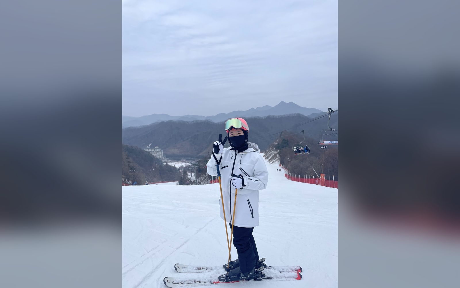 흰 재킷을 입고 폴을 짚은 아이