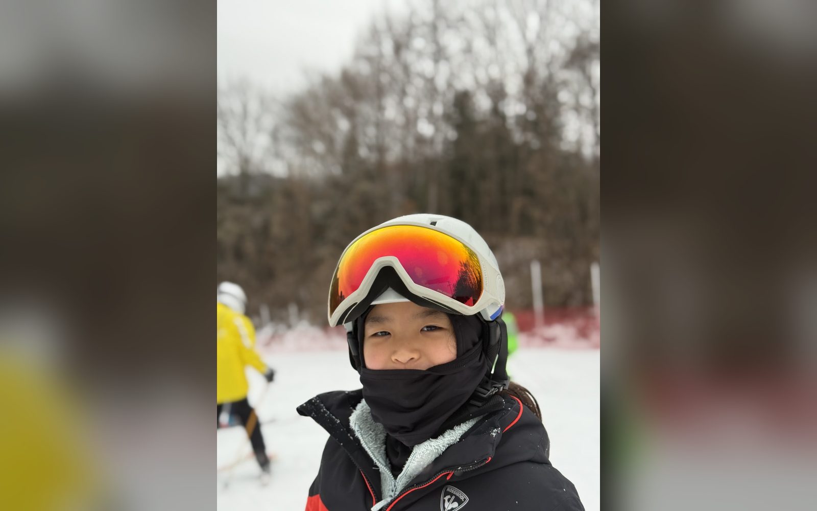 고글을 올려 쓰고 슬로프에 선 아이
