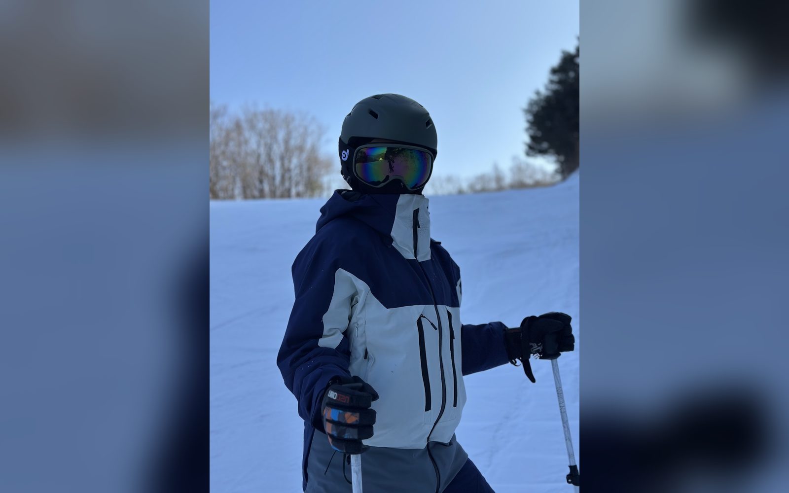 회색 헬멧과 고글을 쓴 아이