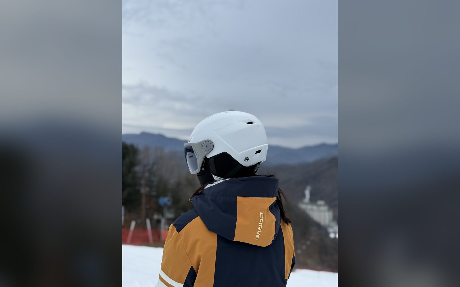 산을 바라보는 흰 헬멧의 아이 뒷모습