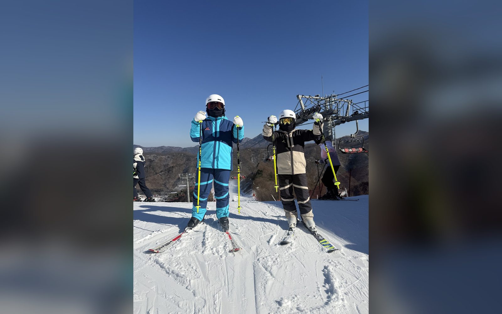 리프트 앞에서 손을 들어 올린 아이 두 명