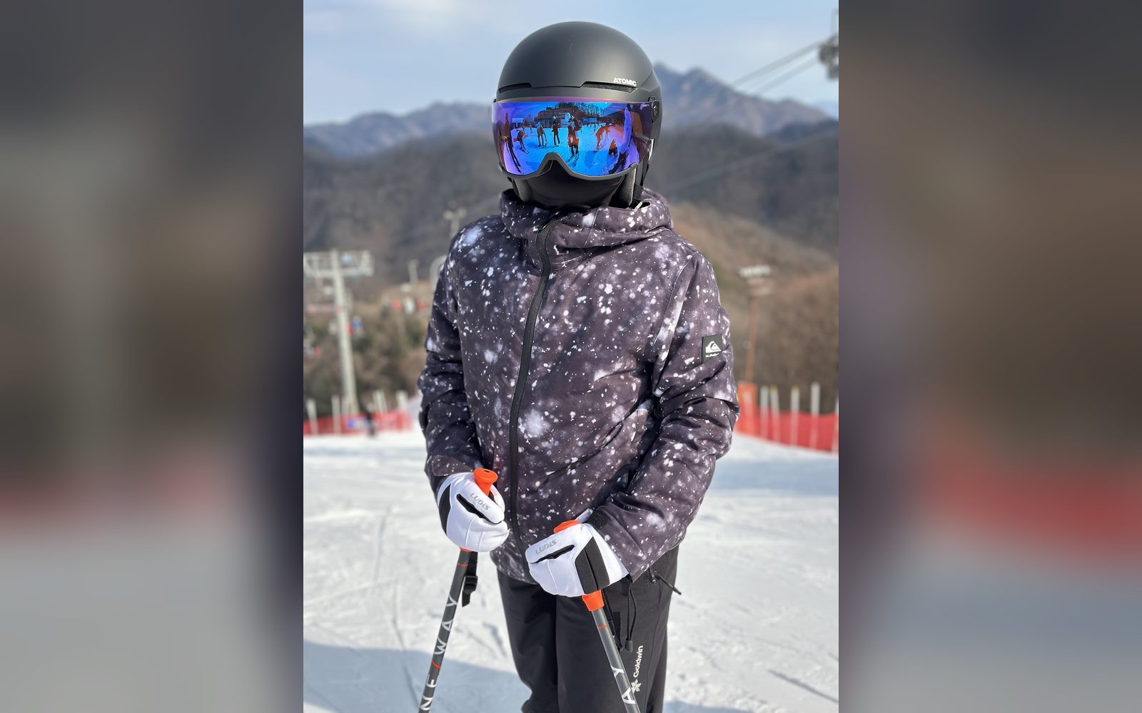 별무늬 재킷에 파란 고글을 쓴 아이