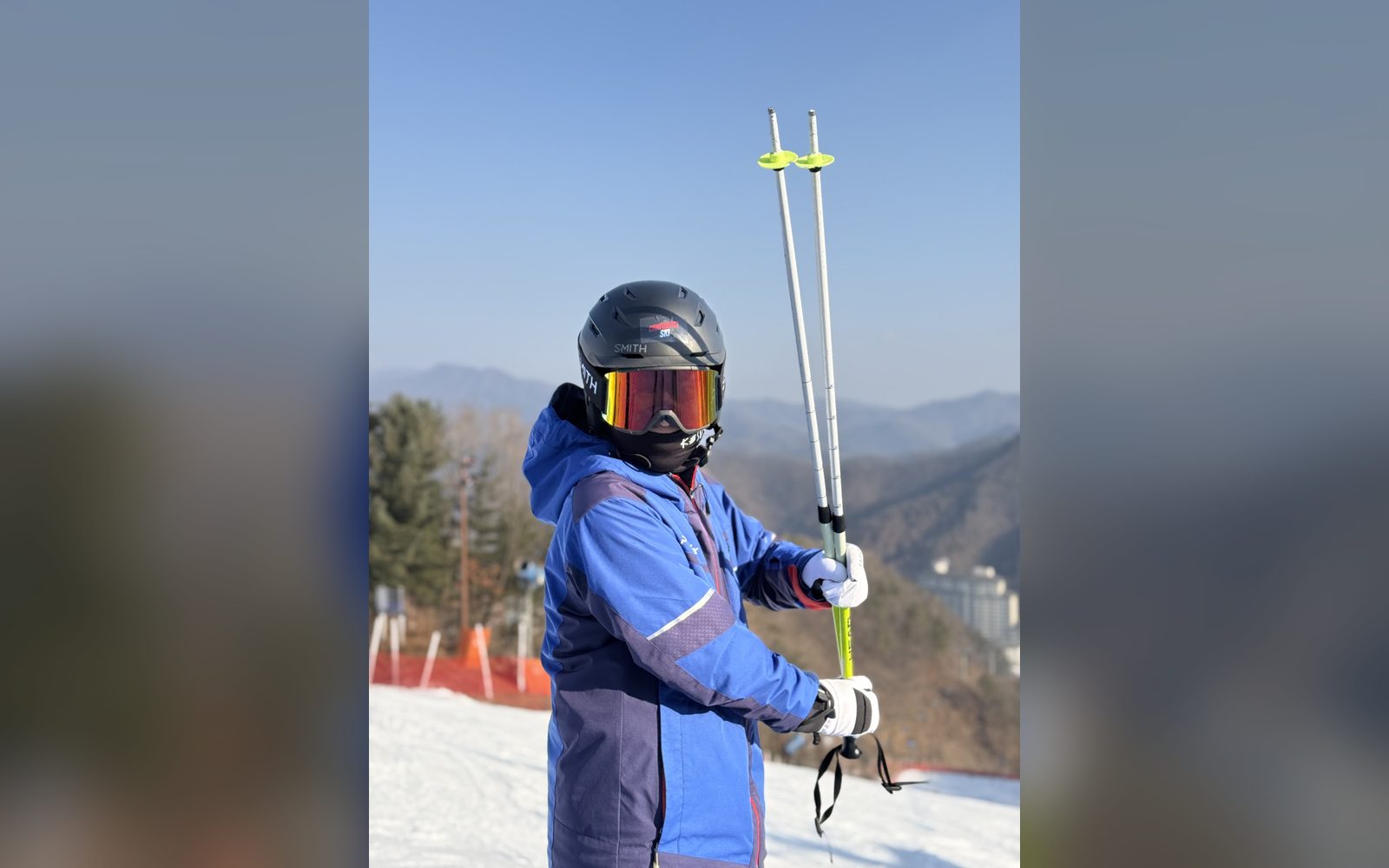 폴을 세워 들고 선 아이