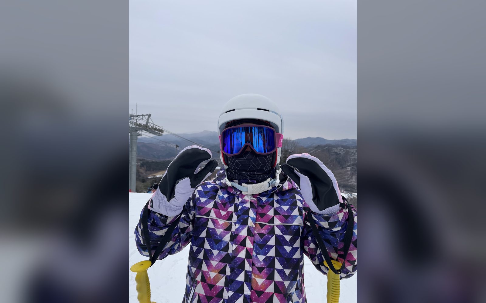 보라 무늬 재킷에 파란 고글을 쓴 아이