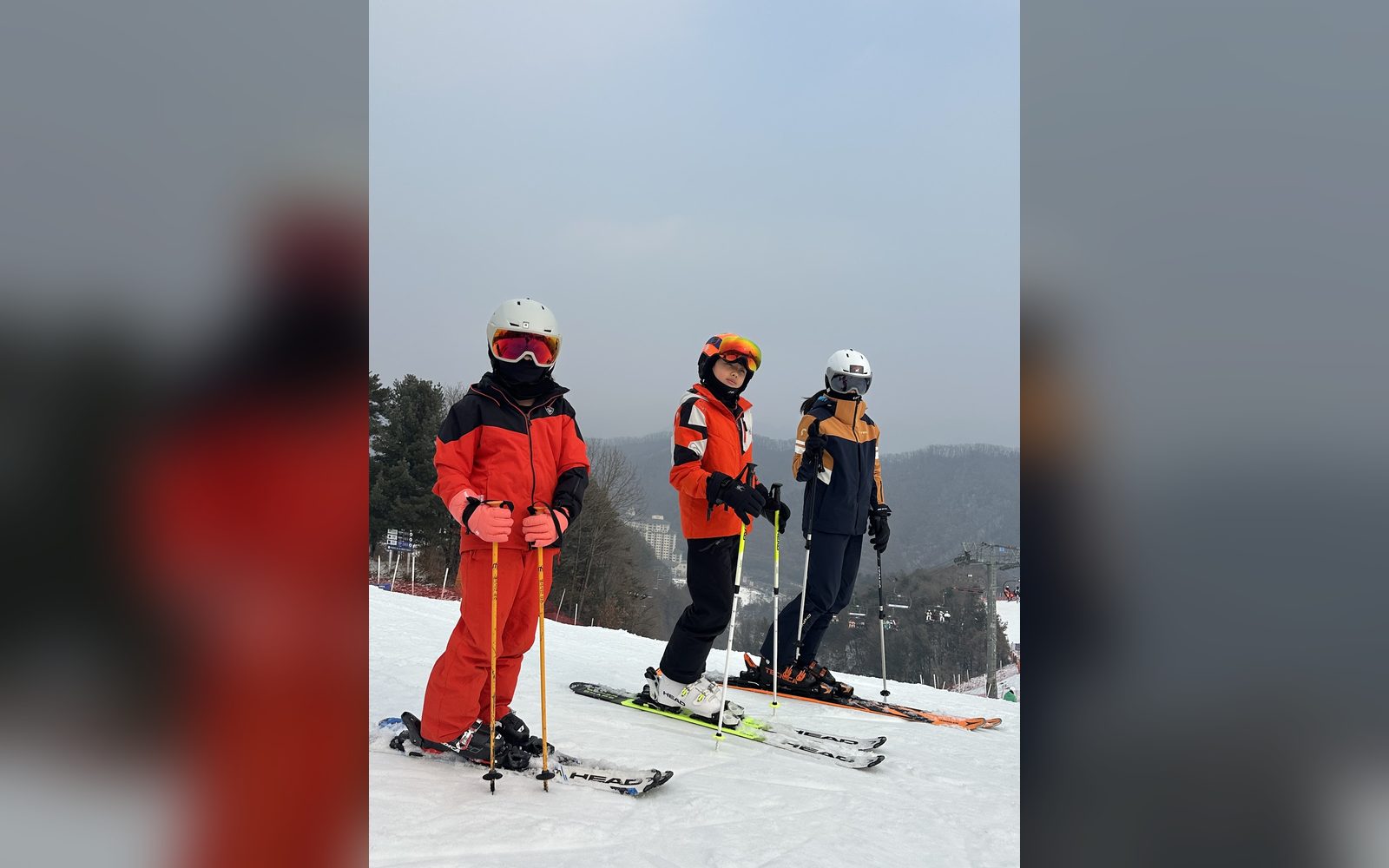 슬로프에 나란히 선 아이 세 명