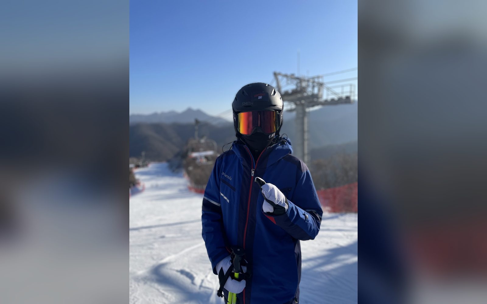 리프트 앞에 선 파란 재킷의 아이