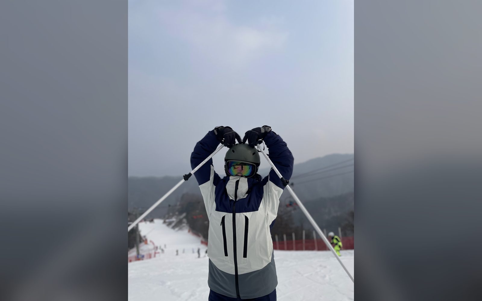 폴을 머리 위로 모은 아이