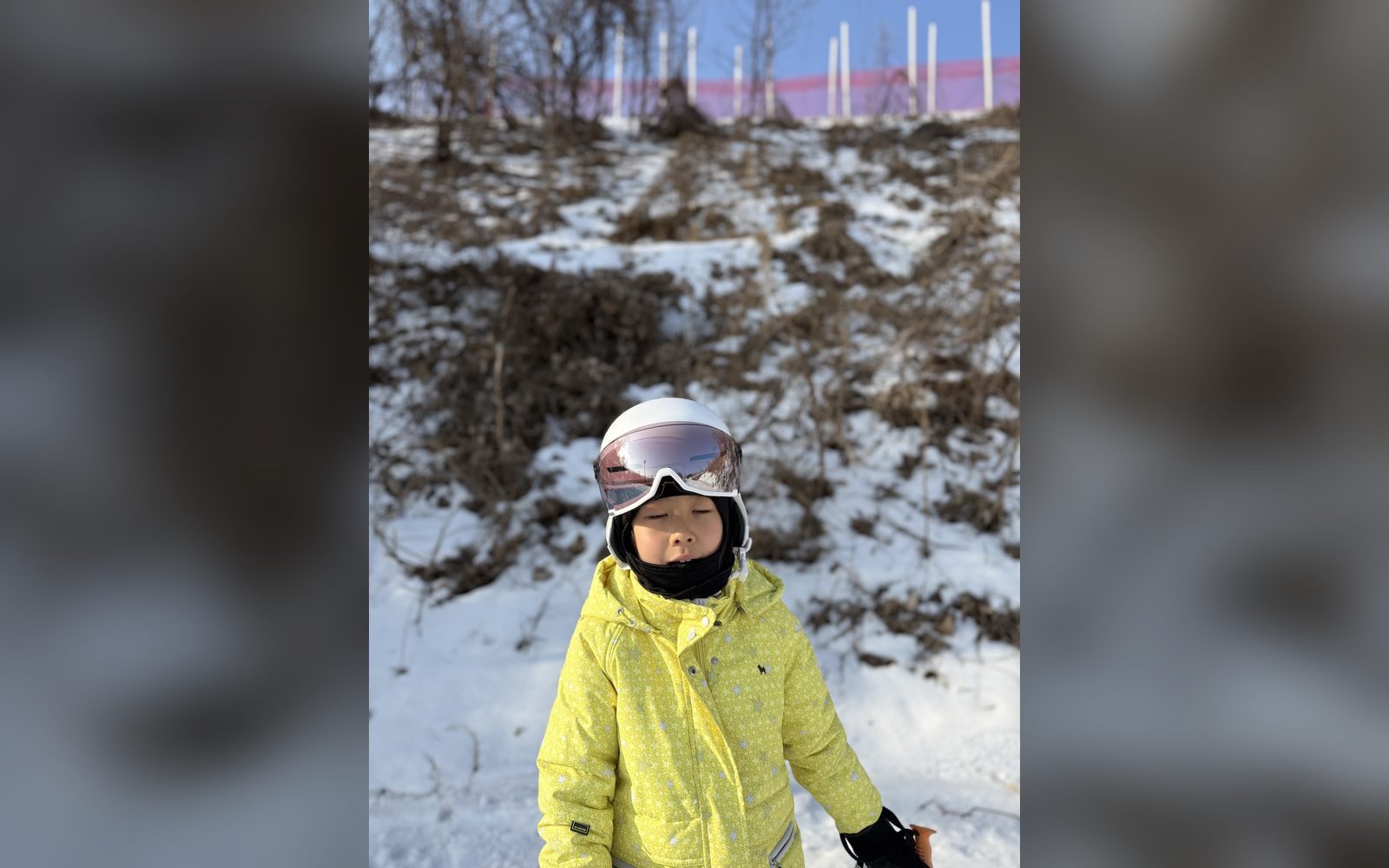 노란 재킷을 입고 헬멧을 쓴 아이