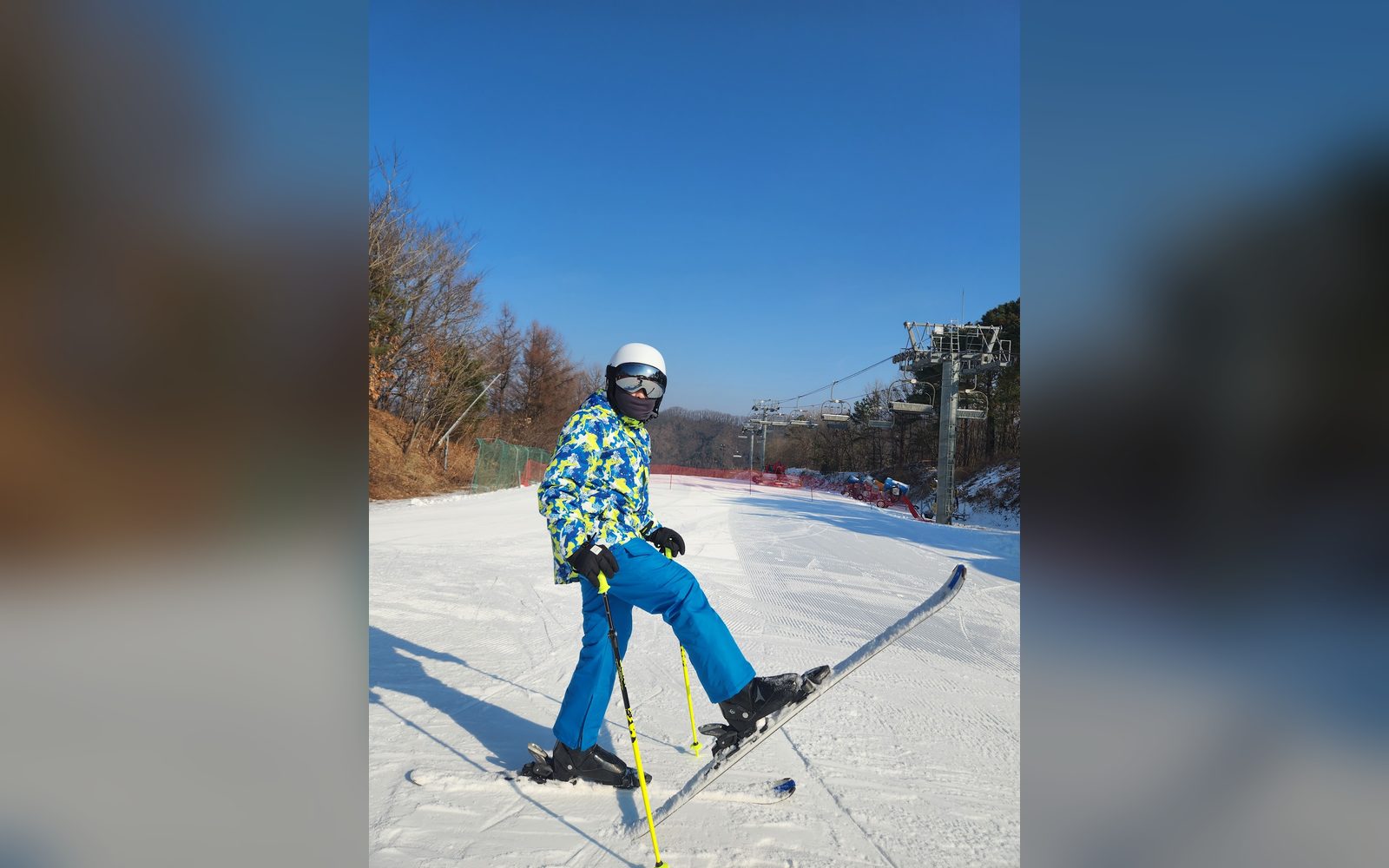 리프트 옆에서 다리를 들어 균형을 잡는 아이