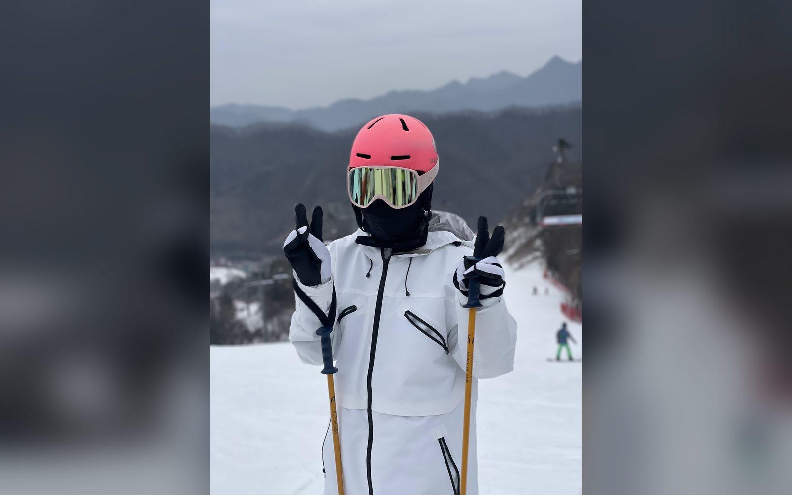 분홍 헬멧을 쓰고 손을 흔드는 아이