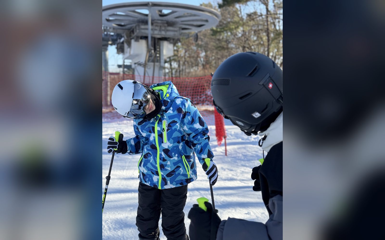 리프트 앞에서 함께 선 아이 두 명