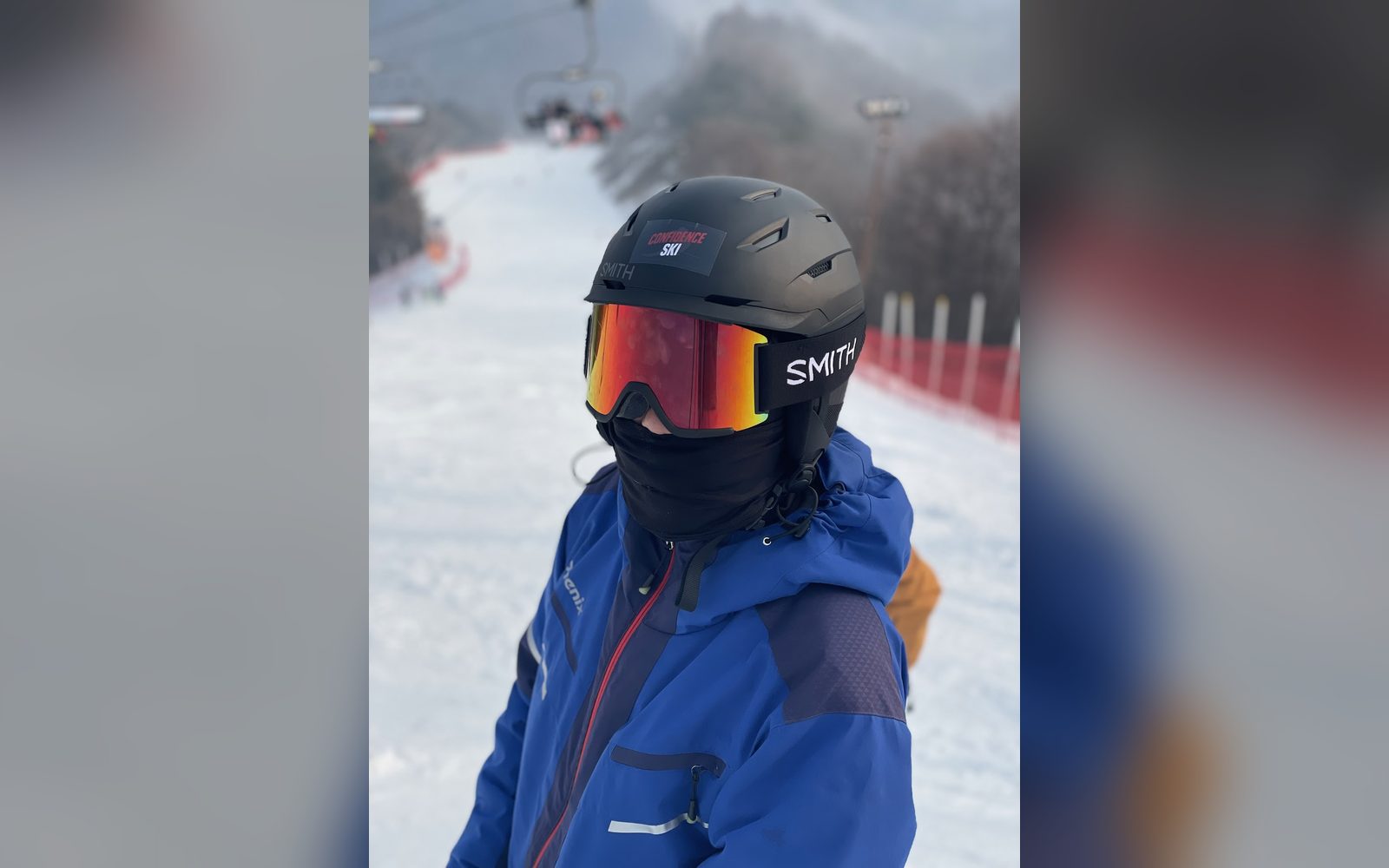 검은 헬멧과 붉은 고글을 쓴 아이