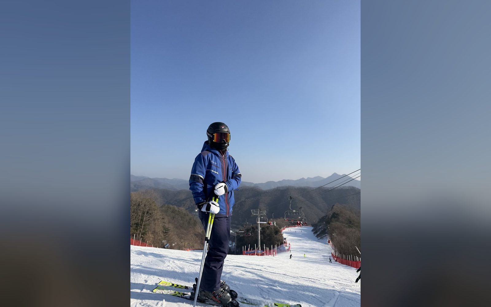 산 정상에서 폴을 짚은 아이