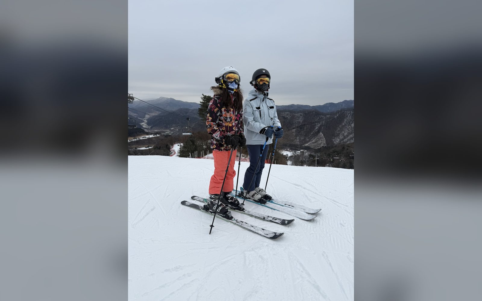 산을 배경으로 선 아이 두 명