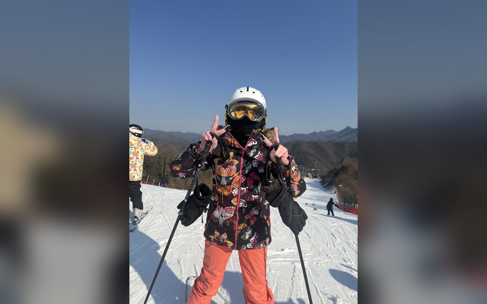 꽃무늬 재킷을 입고 손을 든 아이