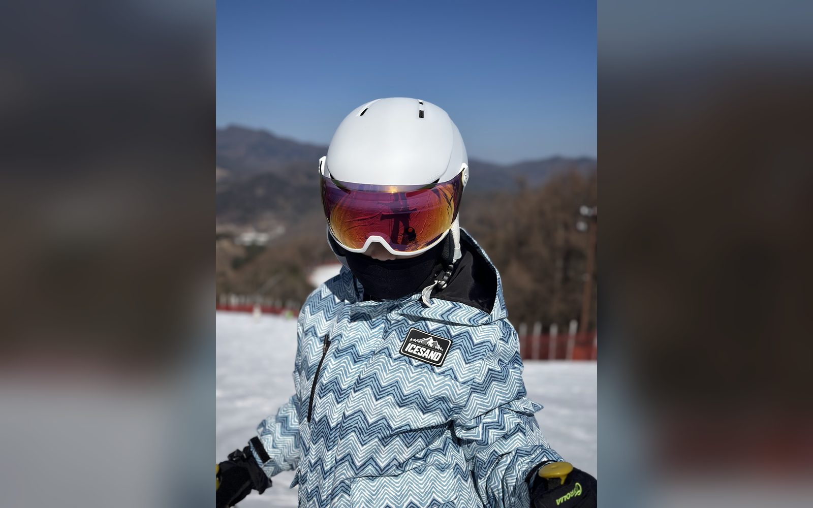 흰 헬멧과 붉은 고글을 쓴 아이