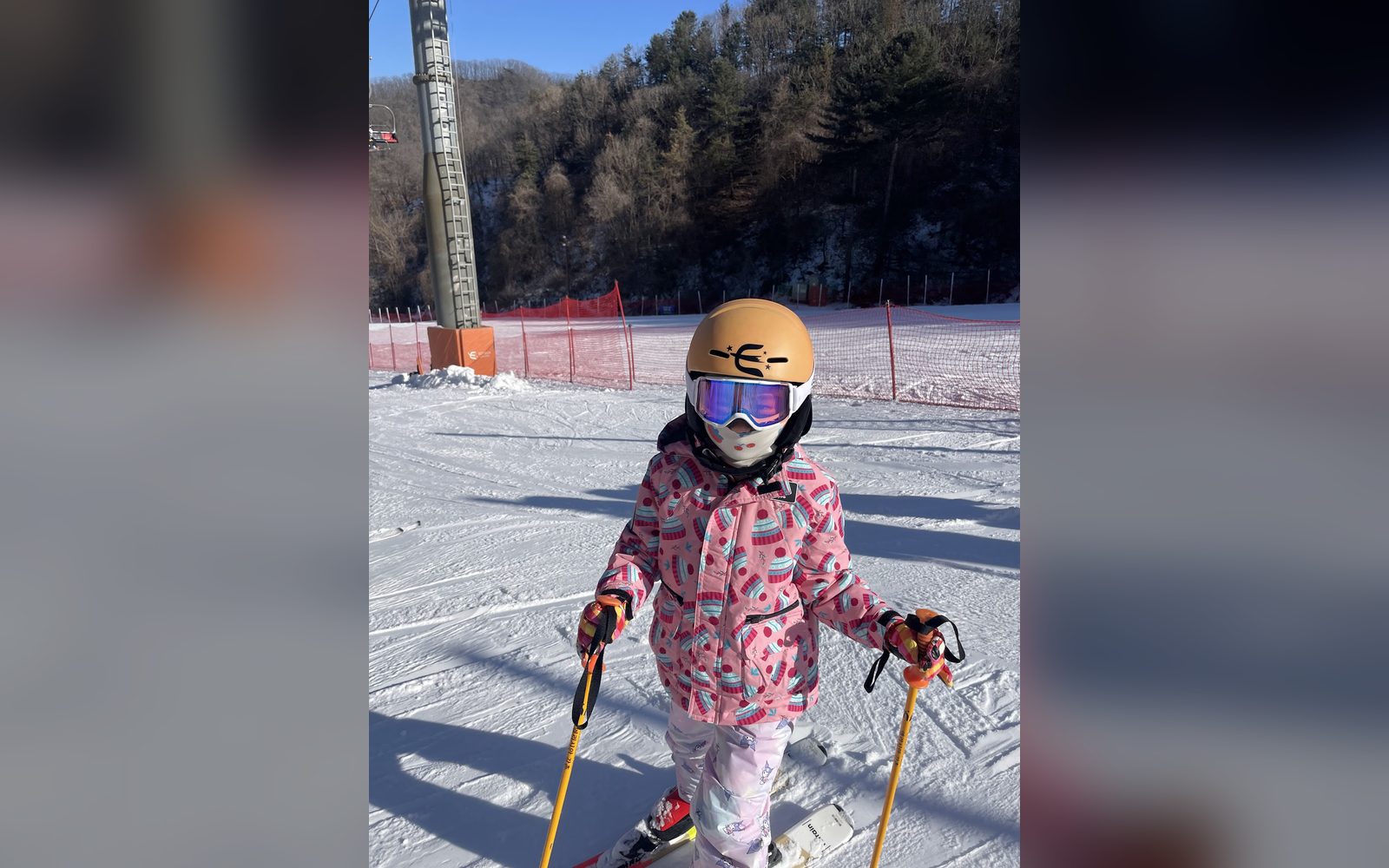 분홍 스키복을 입은 아이