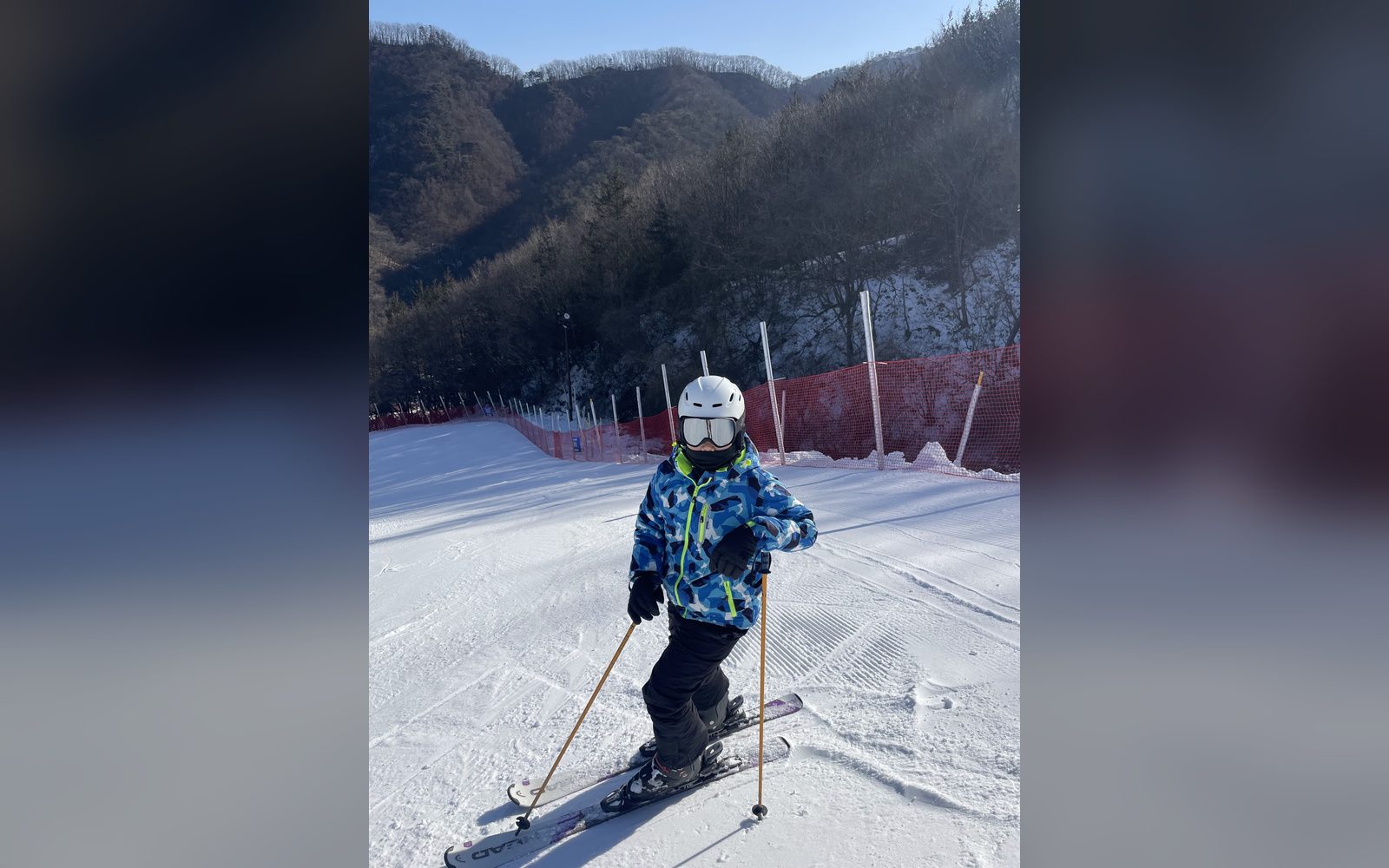 슬로프에서 폴을 짚은 아이