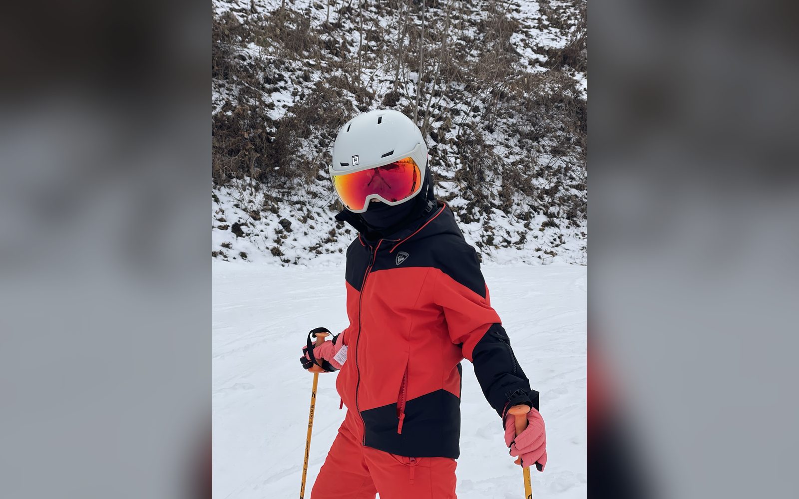 빨간 재킷을 입고 붉은 고글을 쓴 아이