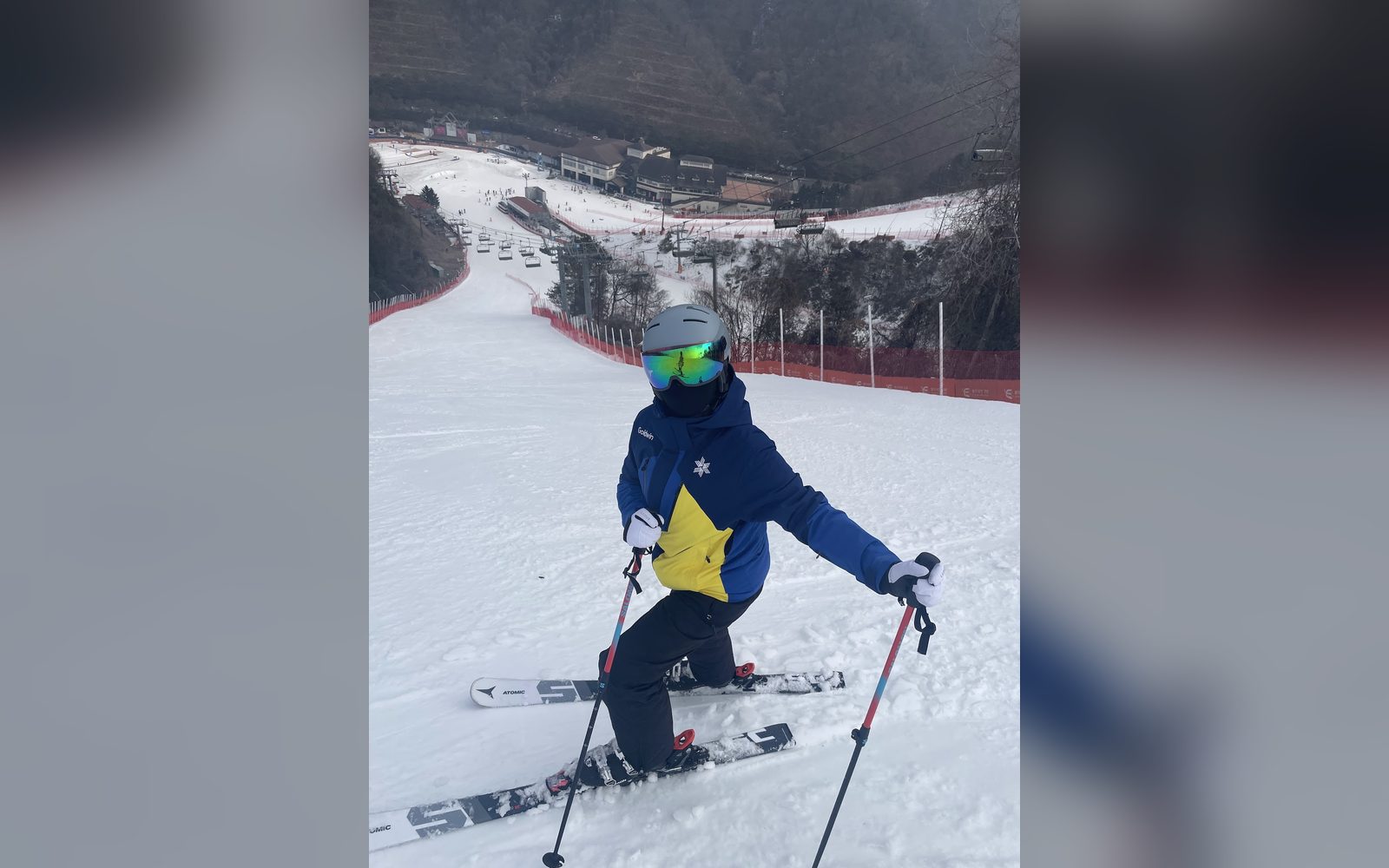 턴을 하며 내려오는 파란 재킷의 아이