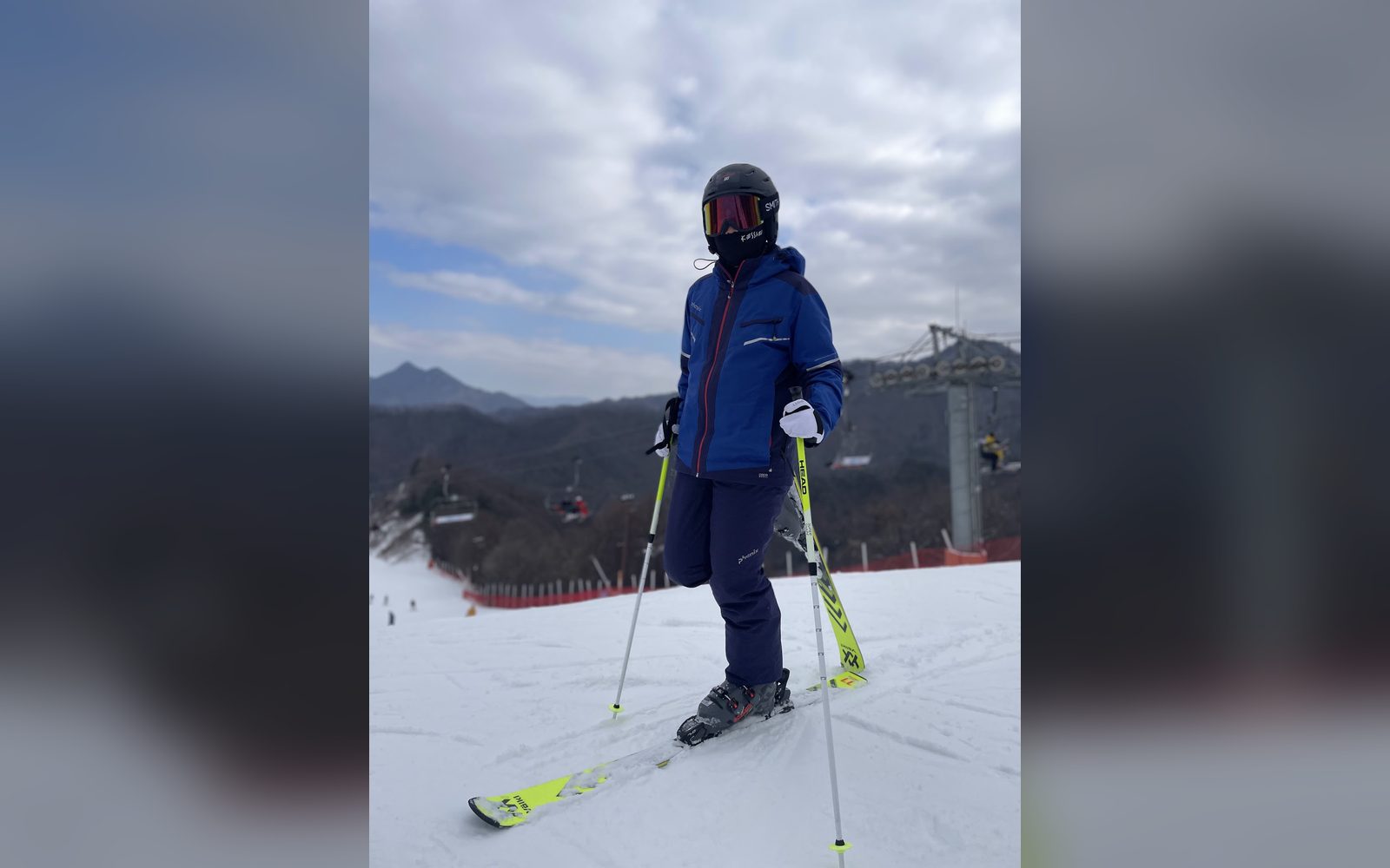 리프트 아래 슬로프에 선 아이