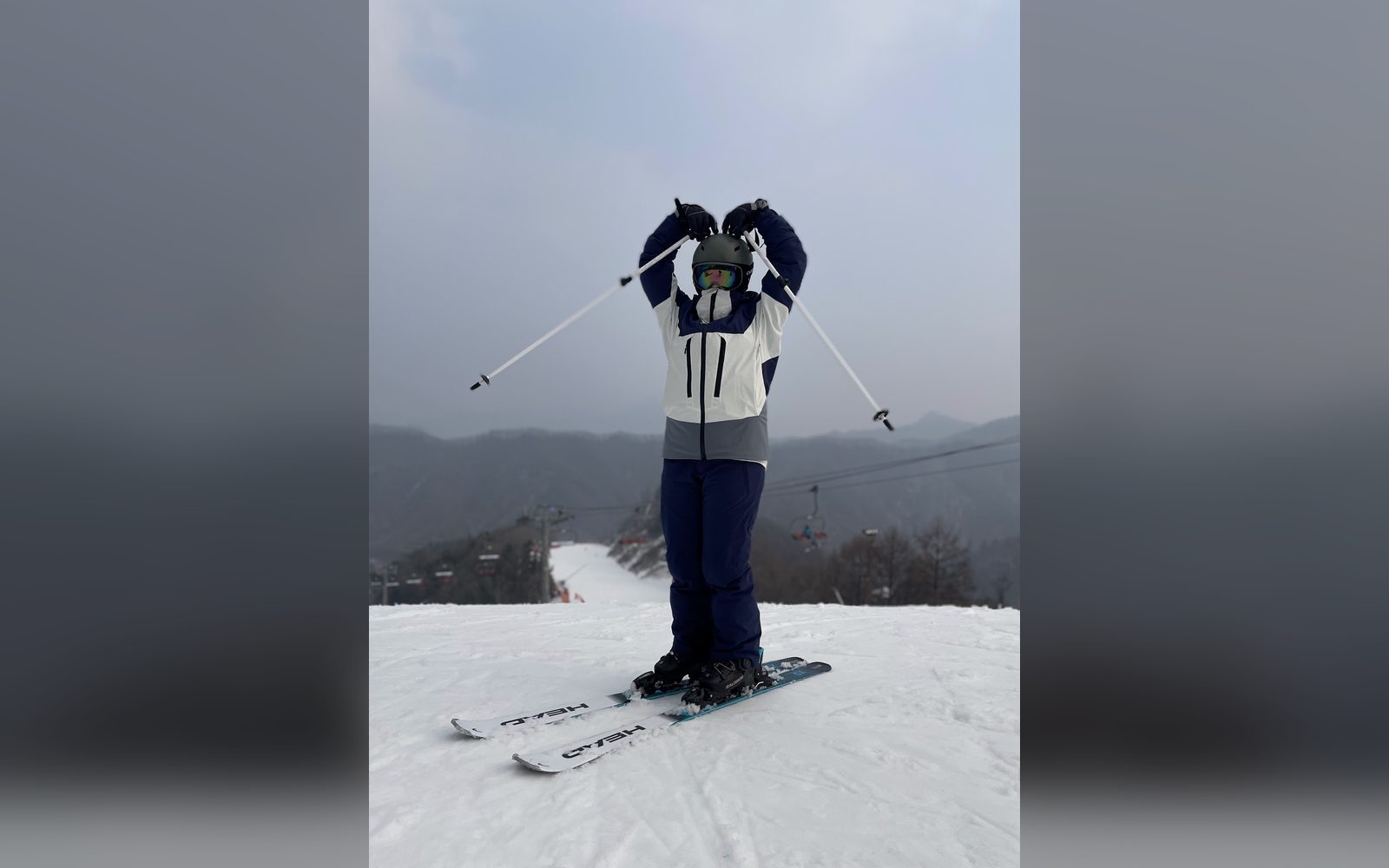 폴을 들고 하트를 만든 아이