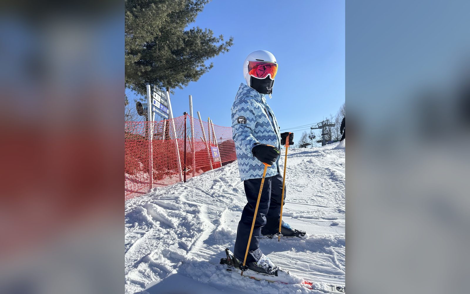 리프트 옆 슬로프에 선 아이