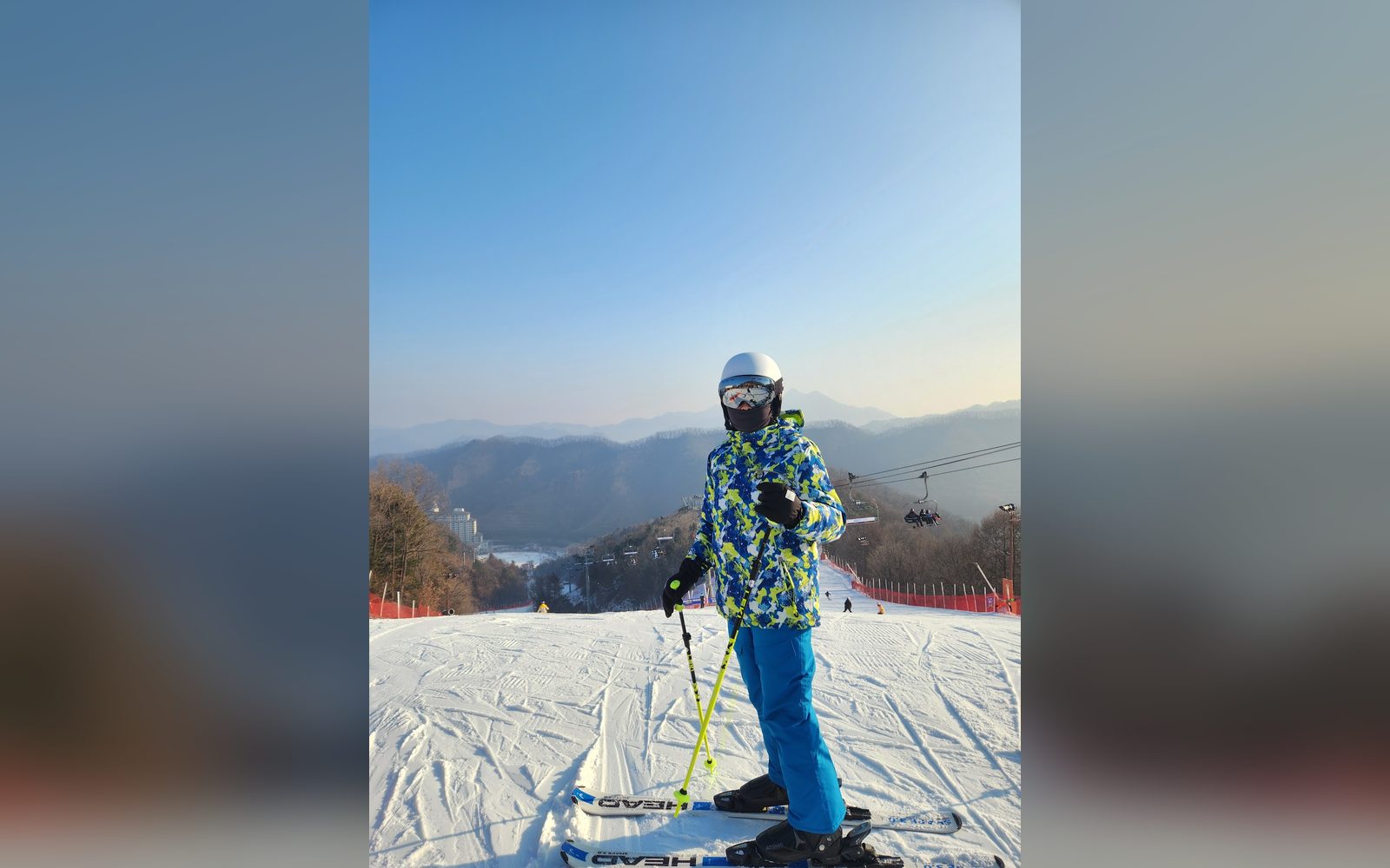 산을 배경으로 슬로프에 선 아이