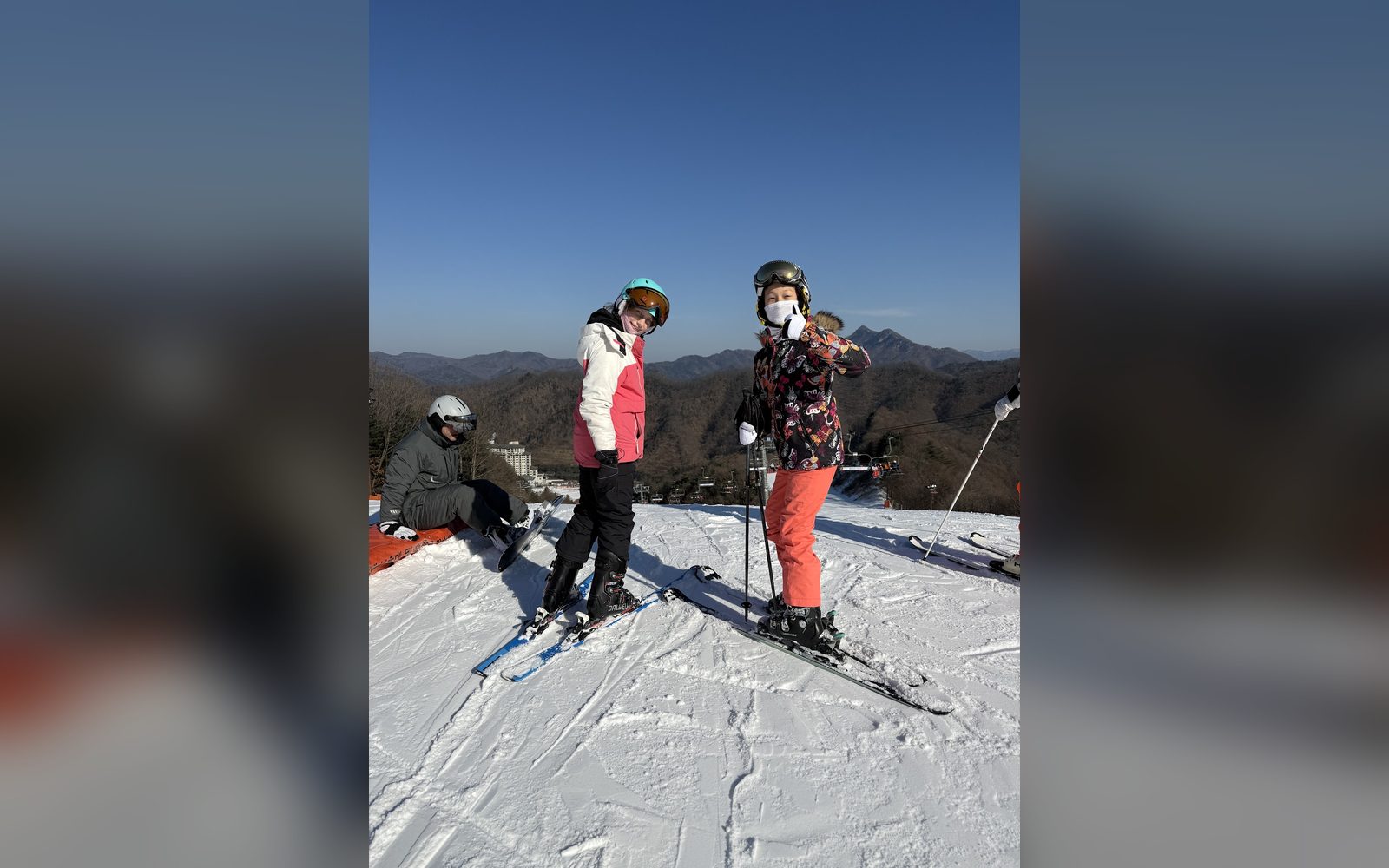 슬로프 위에 선 아이 두 명
