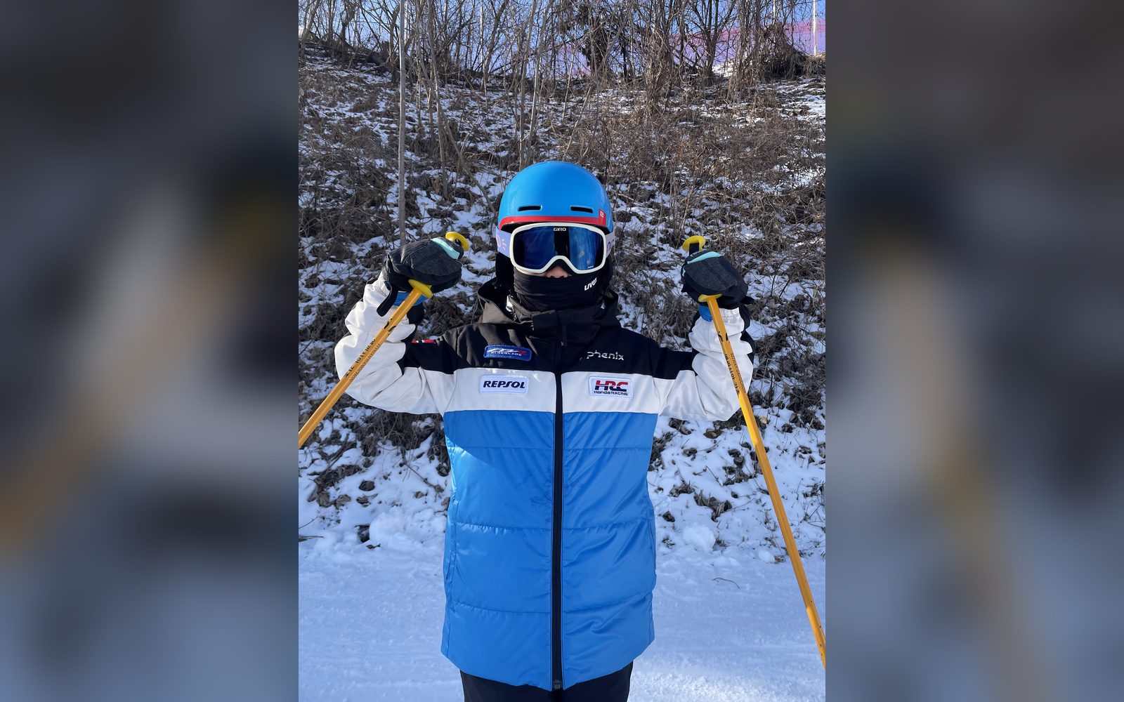 파란 헬멧을 쓰고 폴을 짚은 아이