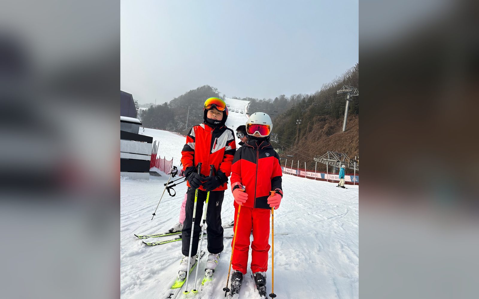 리프트 앞에 함께 선 아이 두 명