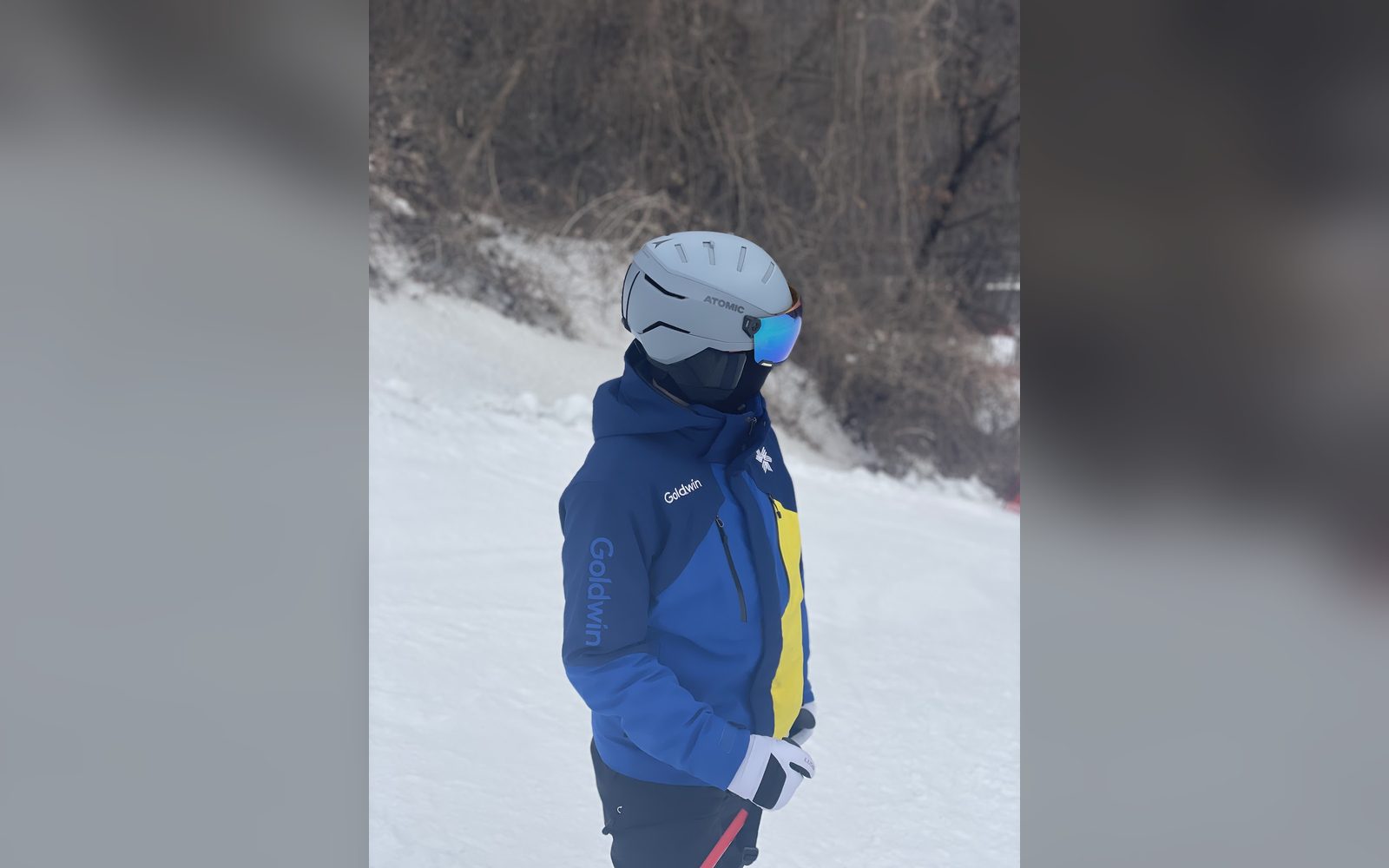 파란 재킷을 입고 고글을 쓴 아이