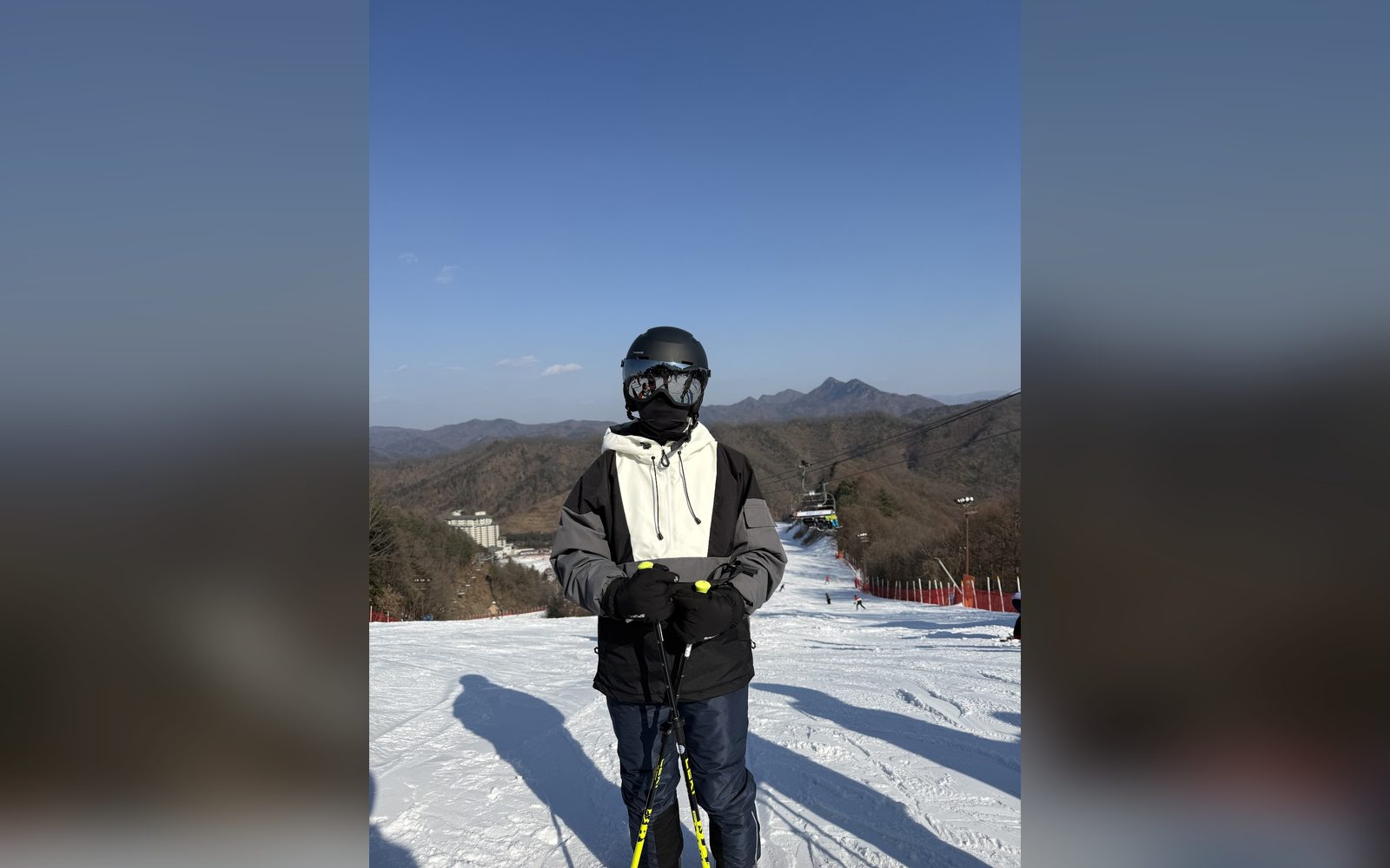 산 정상에서 폴을 짚은 아이