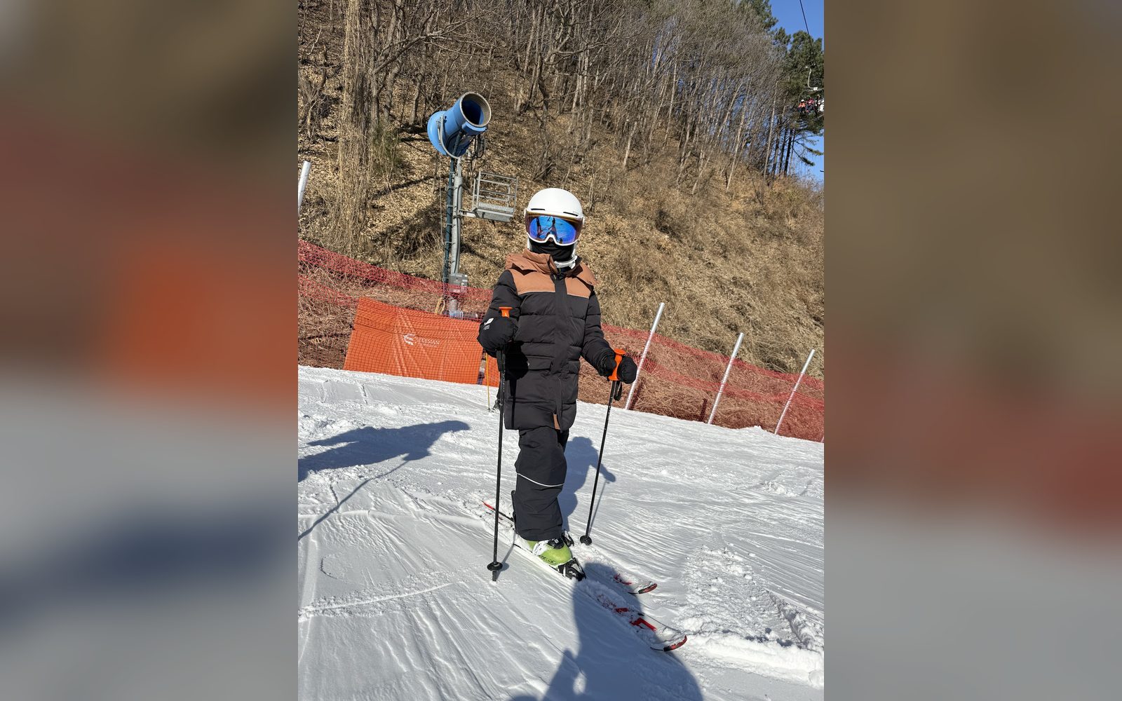 제설기 옆 슬로프에 선 아이