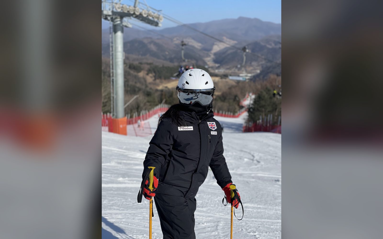 리프트 앞 슬로프에 선 지도자