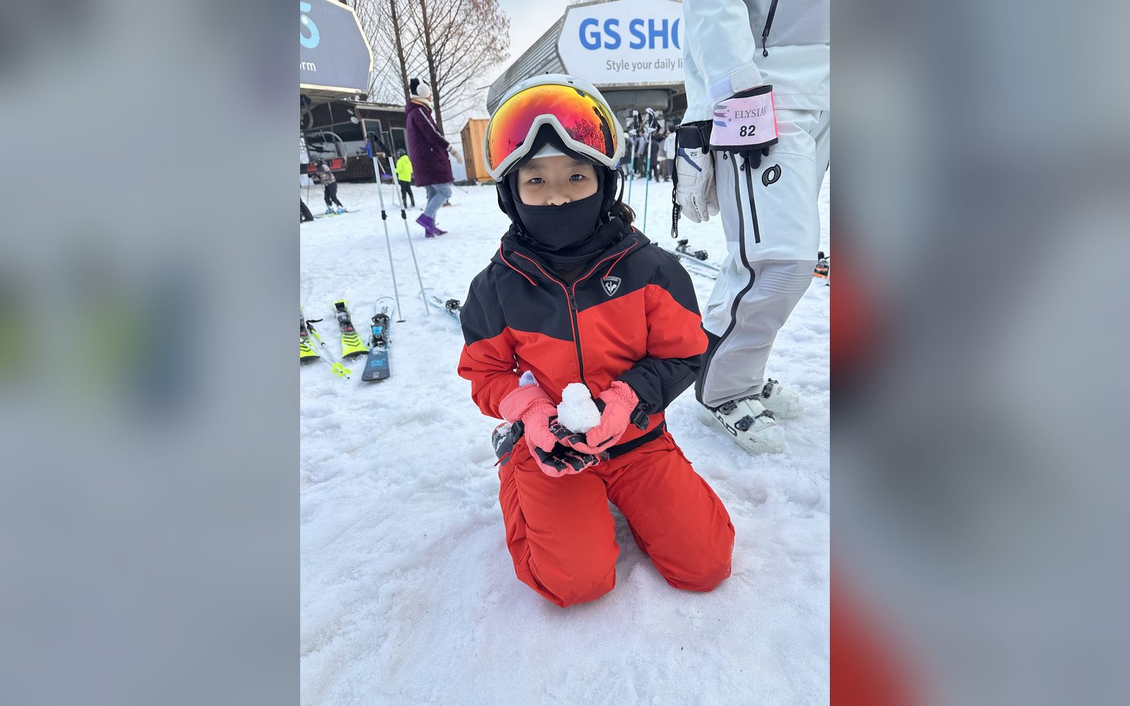 눈 위에 무릎을 꿇은 아이