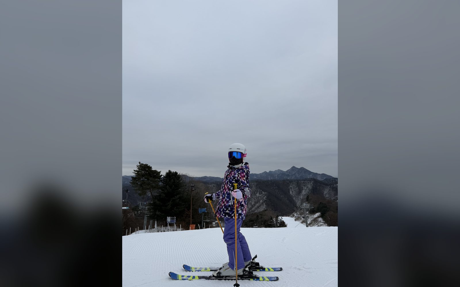 산을 배경으로 슬로프에 선 아이
